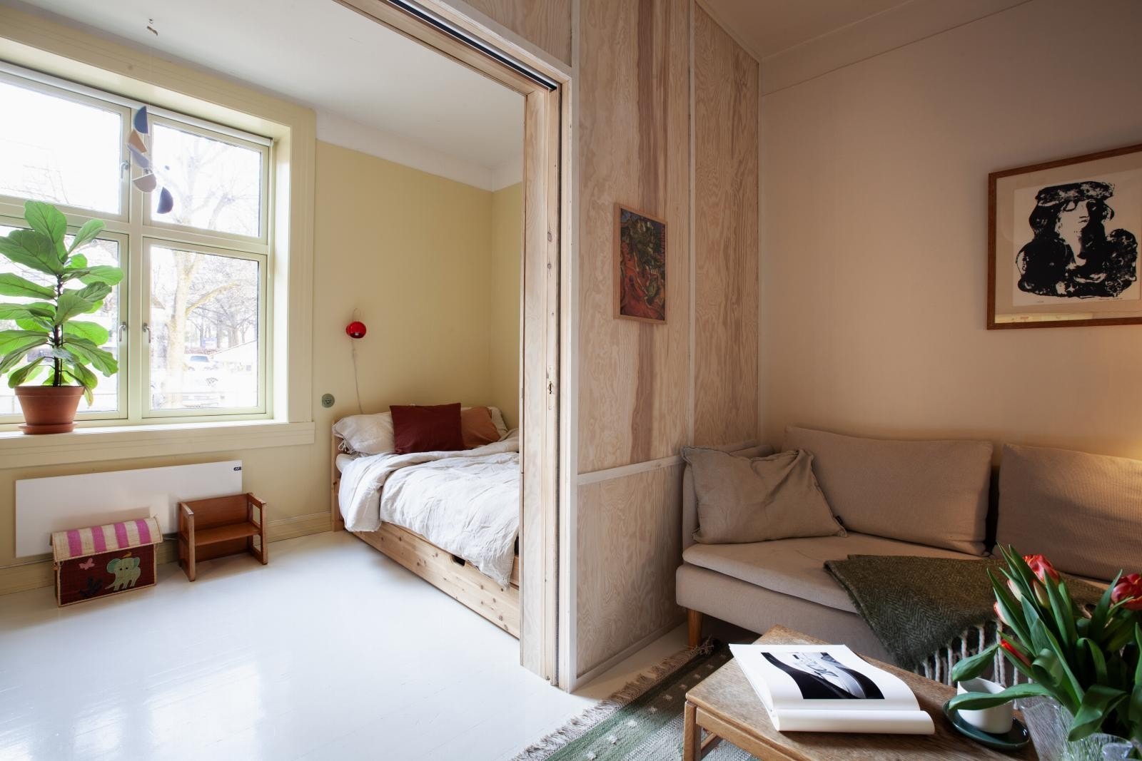 Stuen er ett binneledd mellom kjøkken og soverom. Galleribilde