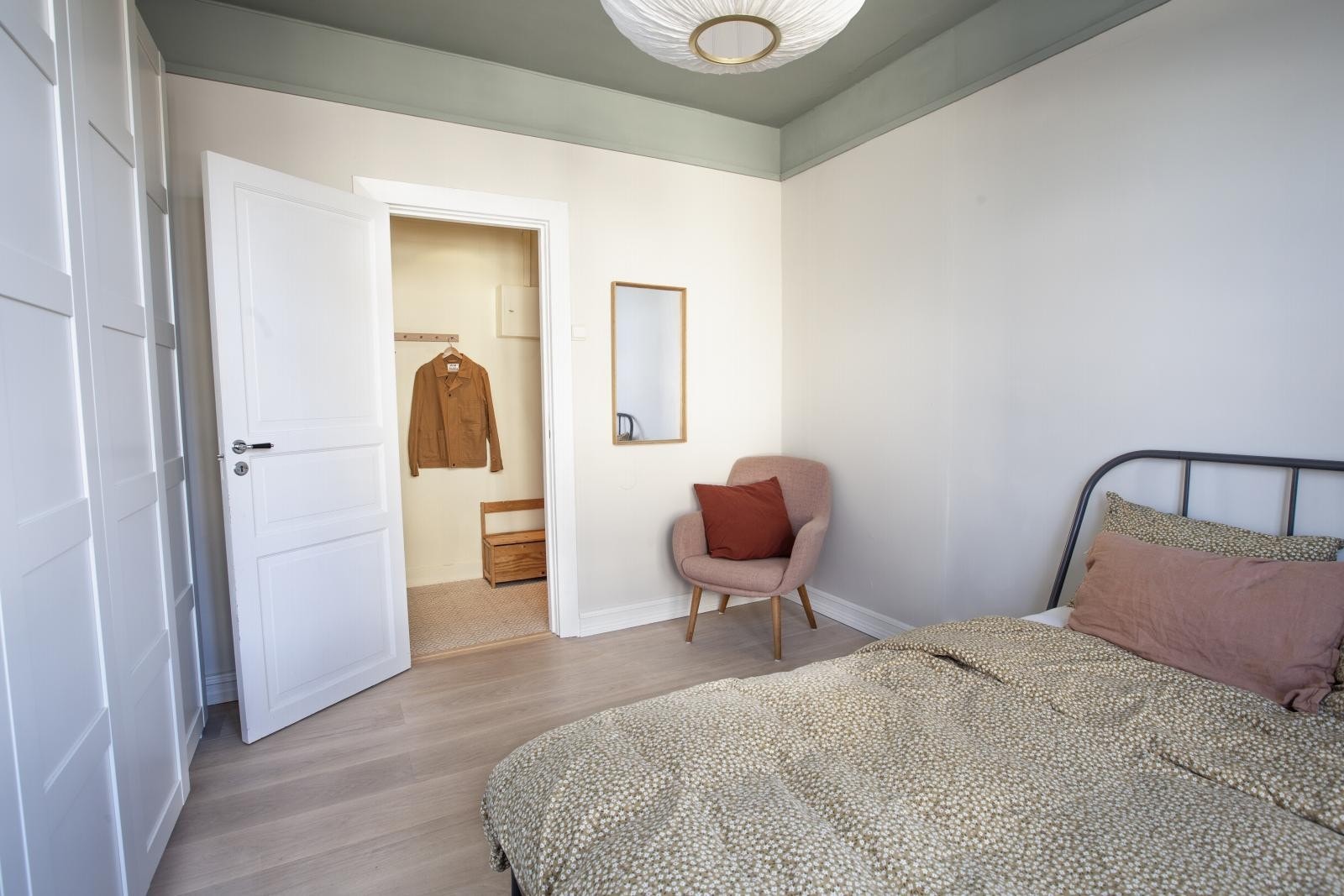 Soverommet er malt i lyse og trivelige farger. Galleribilde