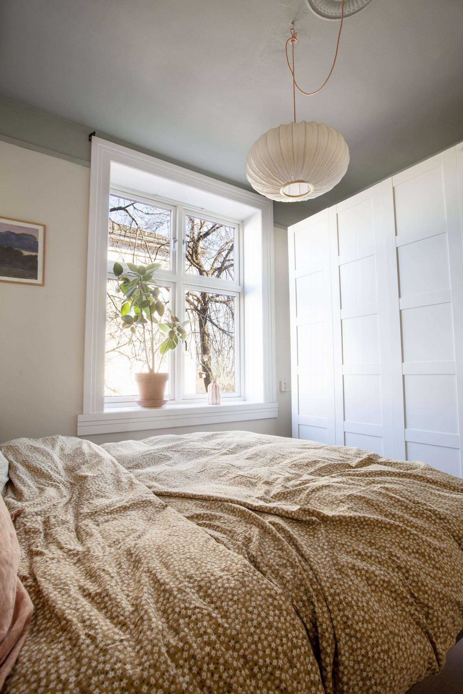 Vinduene i leiligheten er fra 2006, i original stil og med dyp karm. Galleribilde