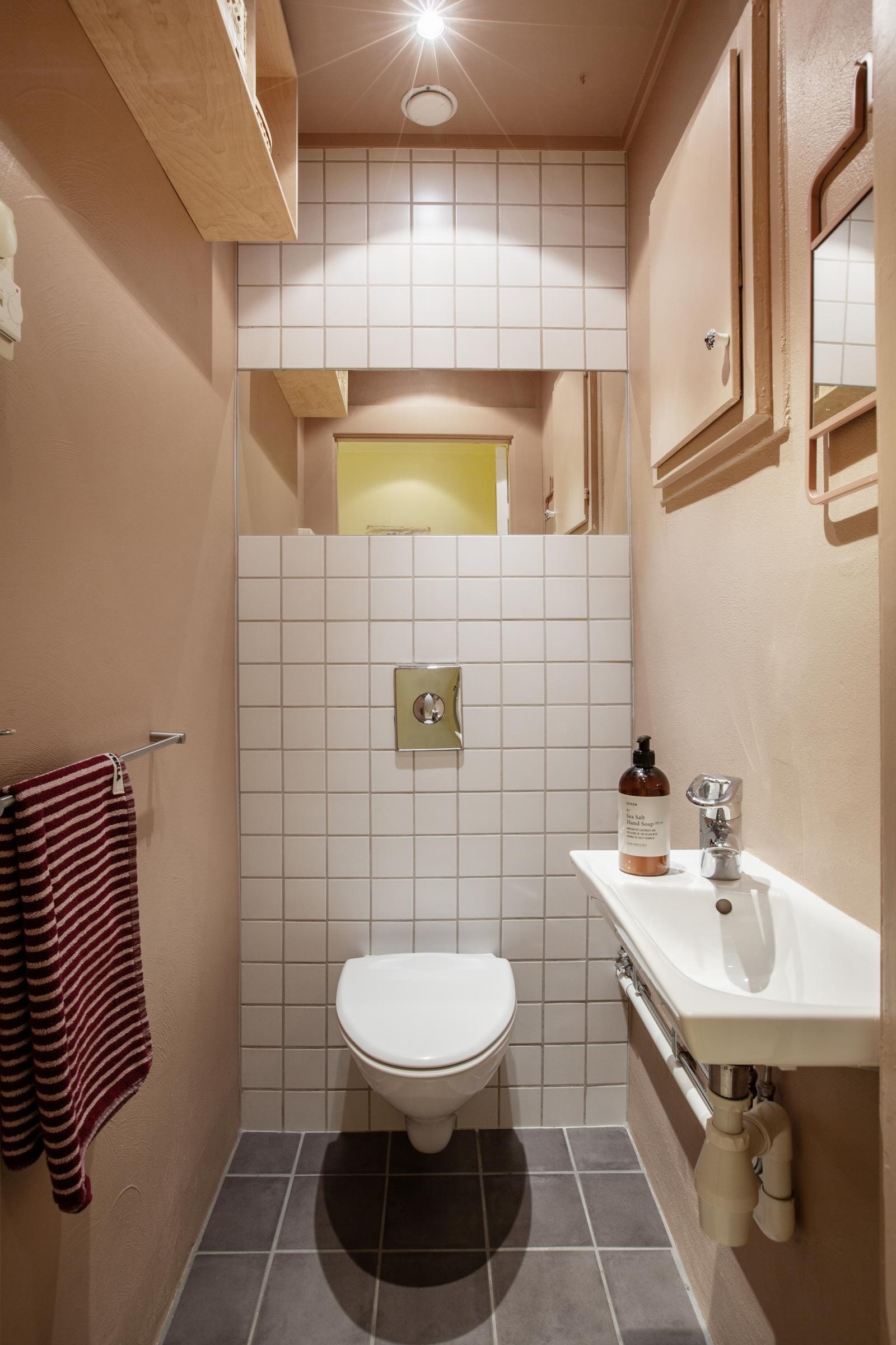 Separt wc rom med servant. Galleribilde