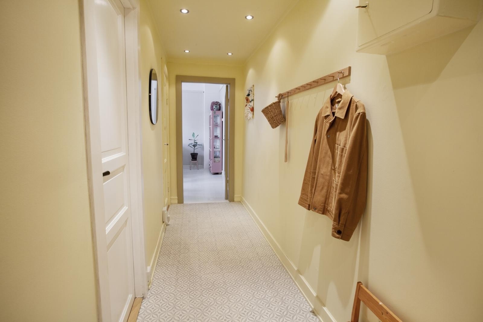 Entreen er lys og luftig med et praktisk garderobe i enden. Galleribilde