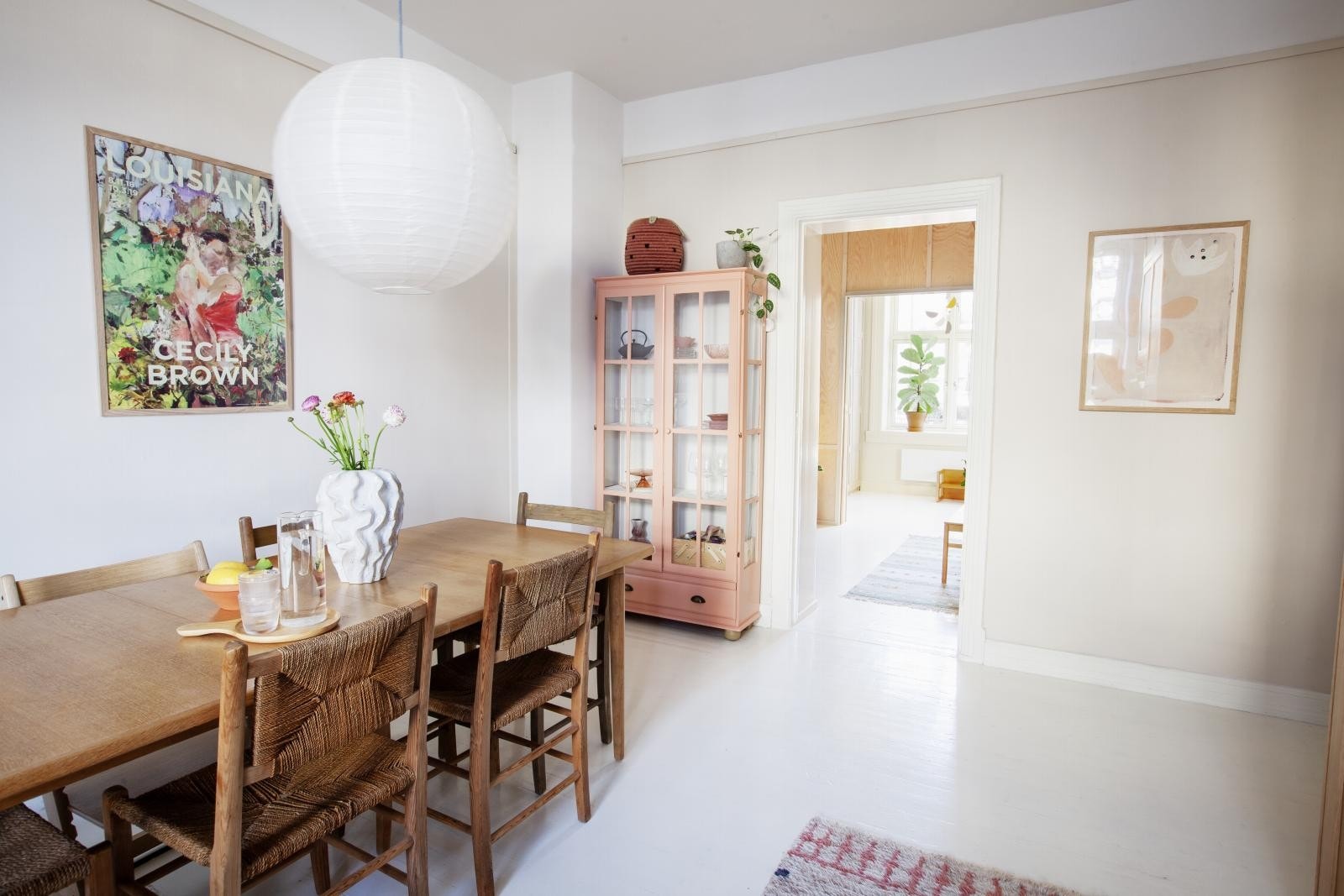 Fra kjøkkenet er det inngang til stuen. Galleribilde