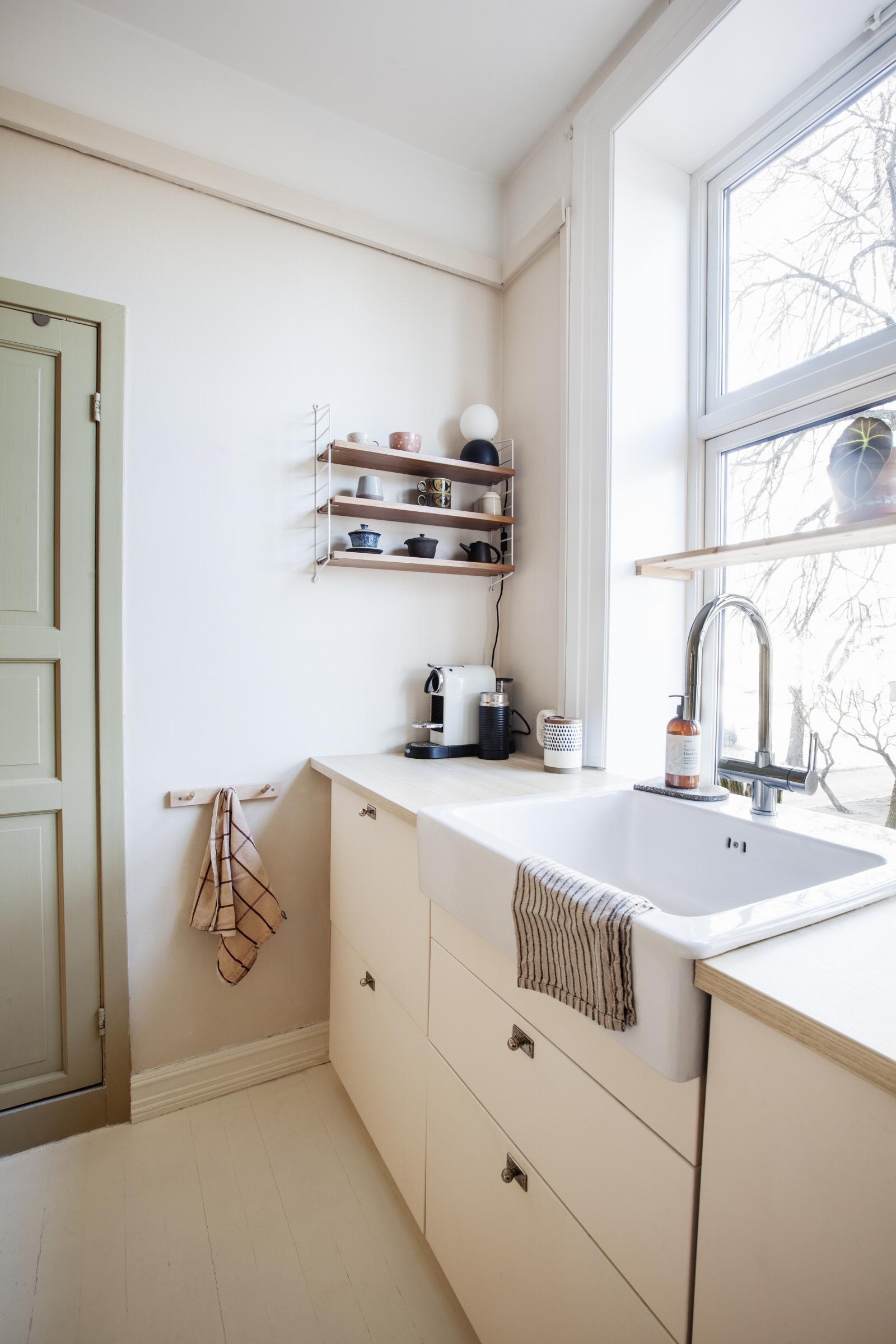 Kjøkkeninnredningen er plassert langs én vegg, og har god arbeidflyt Innredningen er fra Ikea. Galleribilde