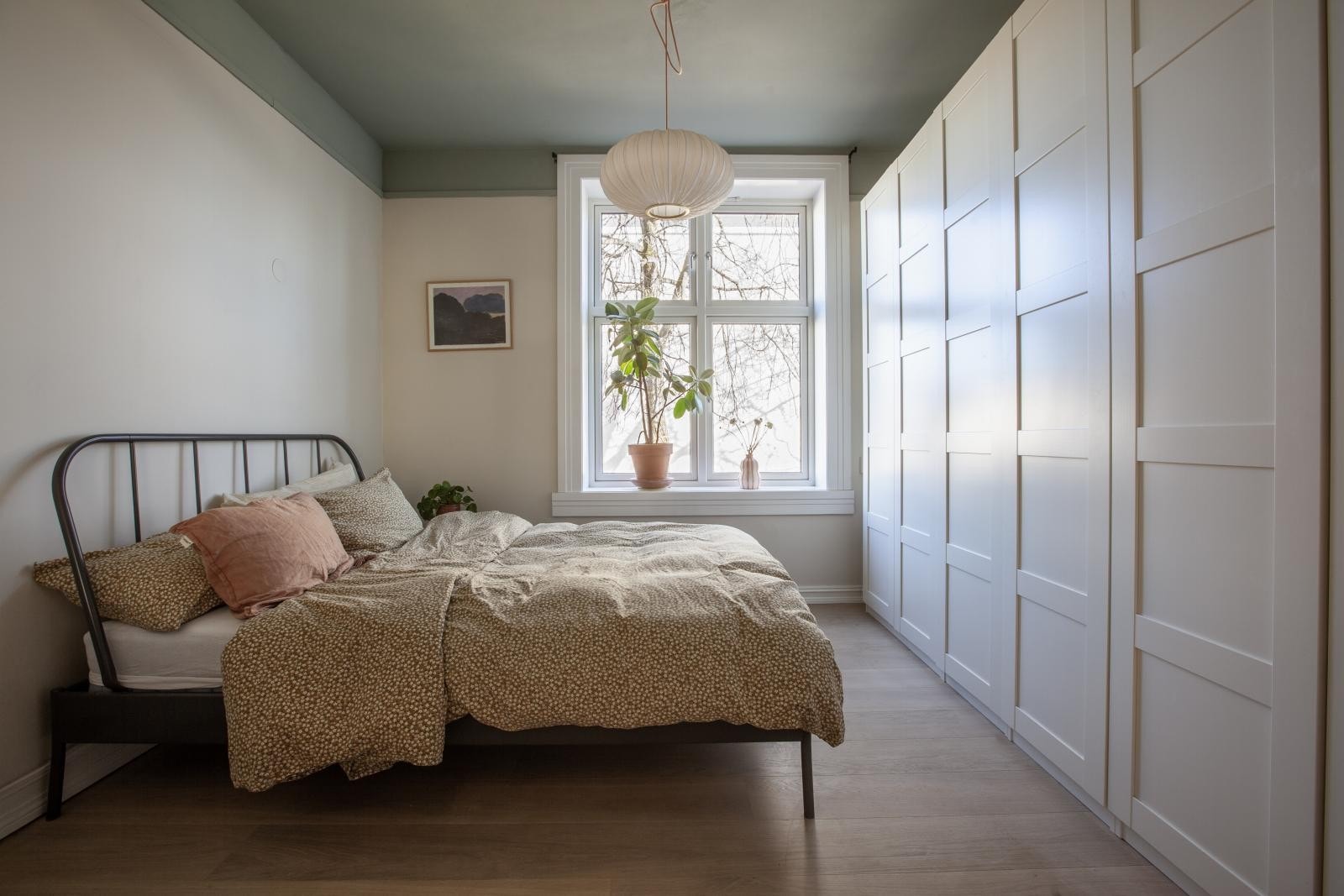 Soverommet vender ut mot bakgården. Galleribilde