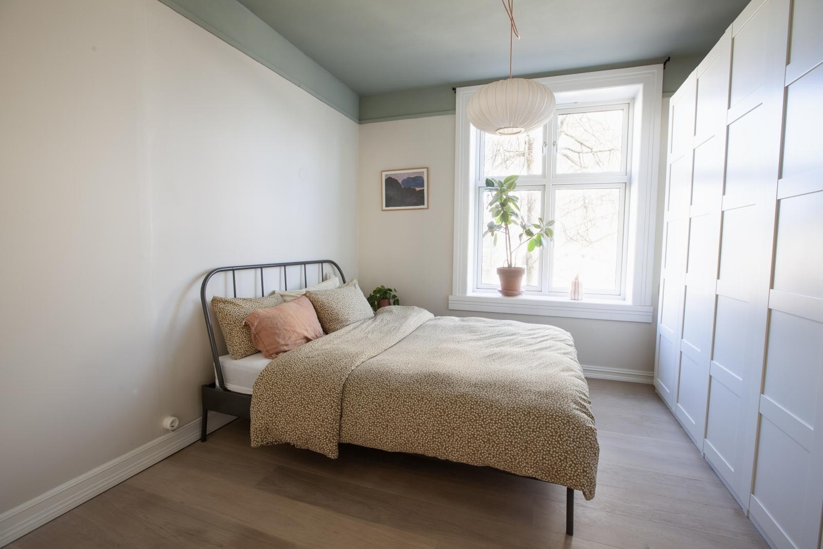 Hovedsoverommet er innredet med garderobeskap og har god plass til dobbeltseng. Galleribilde