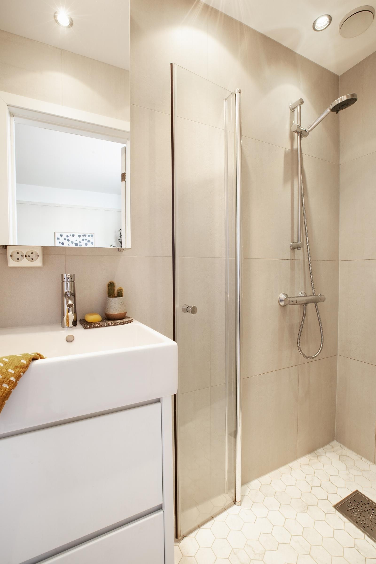 Lyst og moderne bad med tidløse materialvalg, elegant innredning og en stilren dusjløsning - perfekt for en behagelig start på dagen! Galleribilde