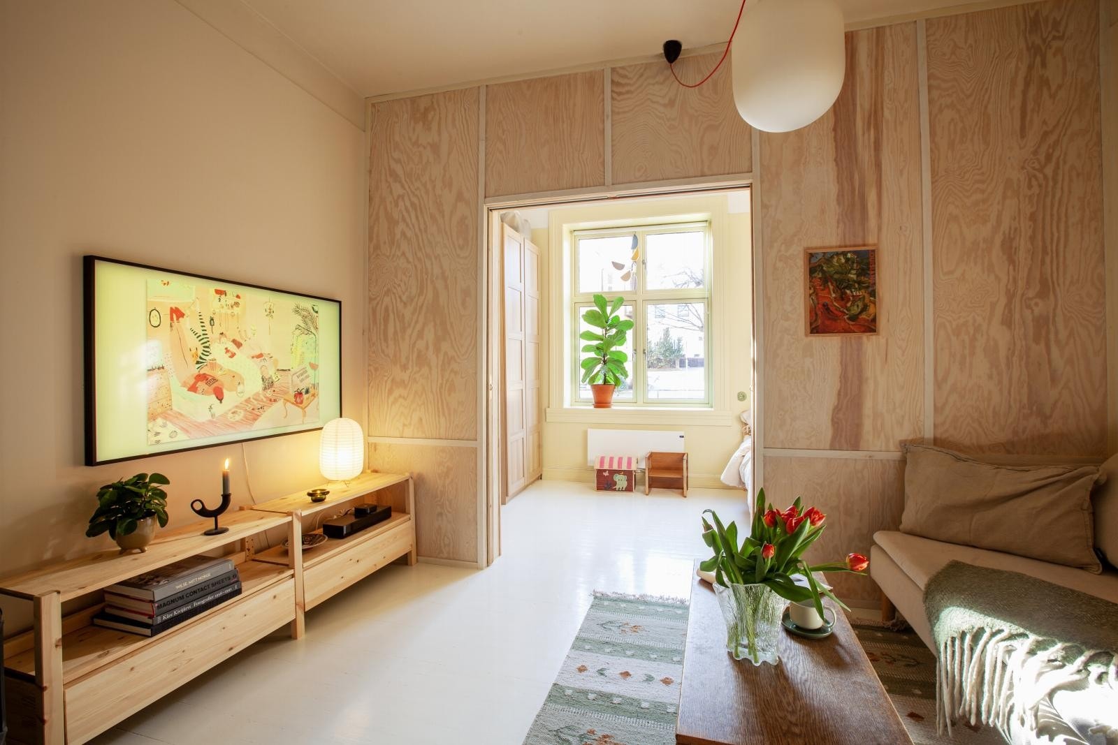 Rommet har luftig takhøyde og får rikelig med dagslys. Galleribilde