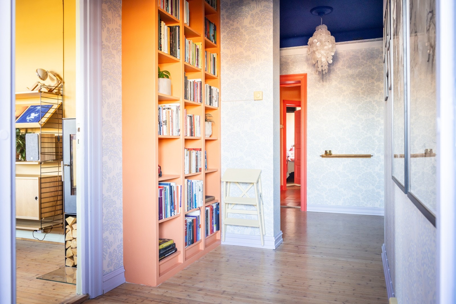 I hjertet av boligen er en lun og lekker gang med gode innredningsmuligheter. Galleribilde