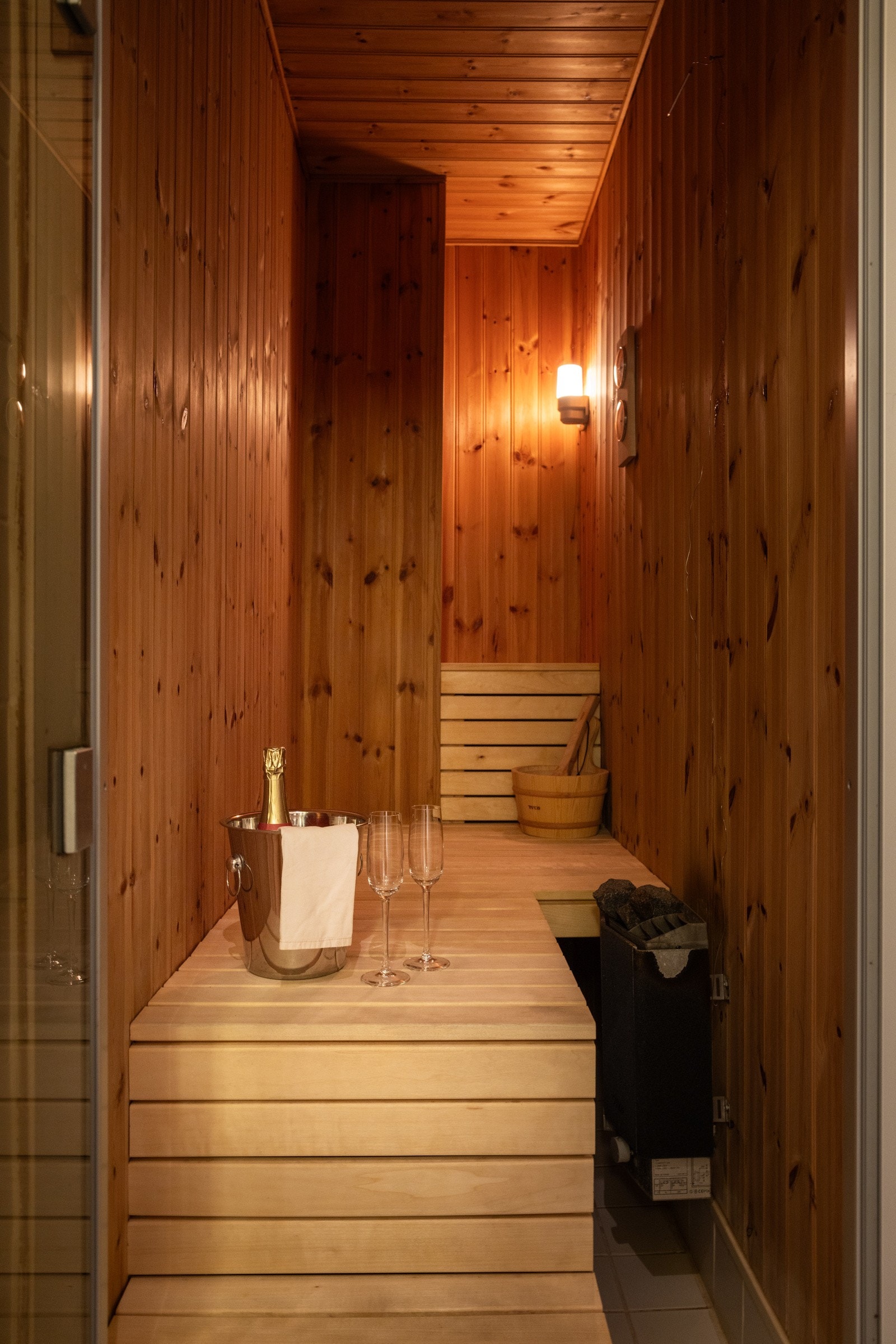 Badstu innenfor baderommet. Galleribilde