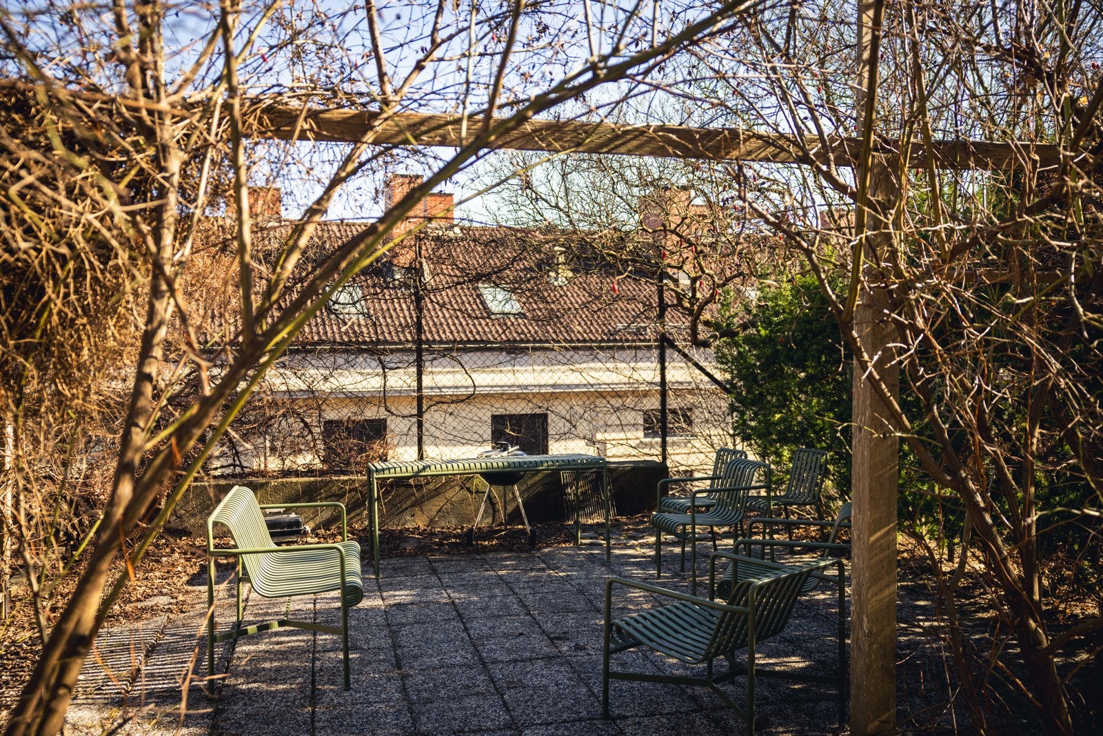 Fellesarealene har lekeapparater og sittegrupper i ulike soner. Galleribilde