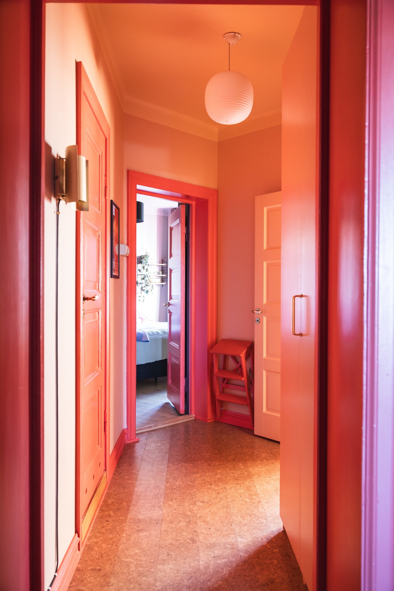 Stilig og gjennomførte fargevalg. Det er lagt korkbelegg over originalt tregulv. Galleribilde