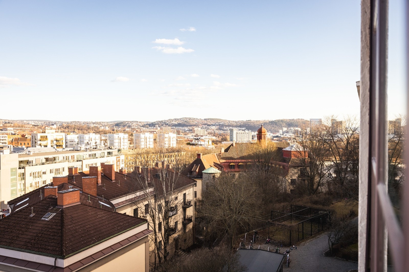 Høyt og fritt beliggende 3(4)-roms toppleilighet med flott utsikt! Galleribilde