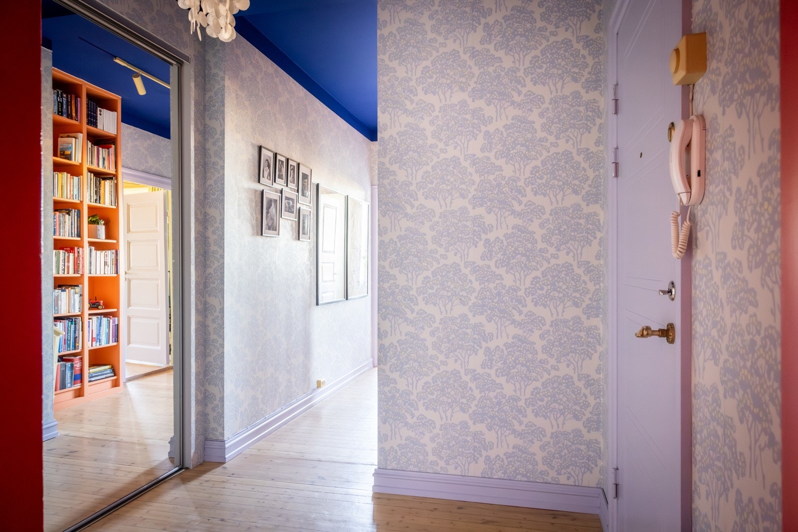 Romslig entré med callinganlegg. Plass til oppheng av yttertøy. Galleribilde