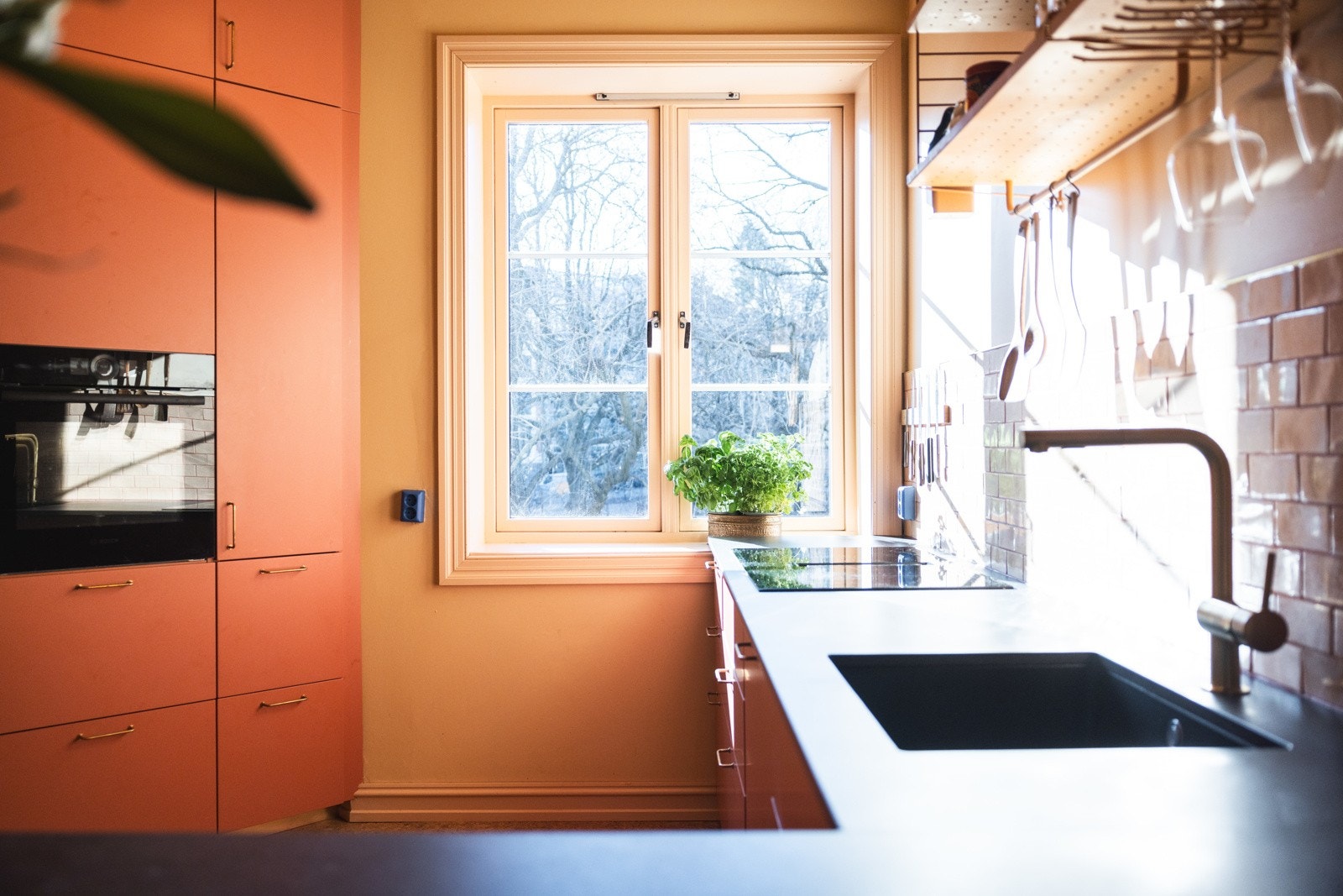 Nydelig kjøkken fra 2022 med friske farger og gode løsninger. Galleribilde