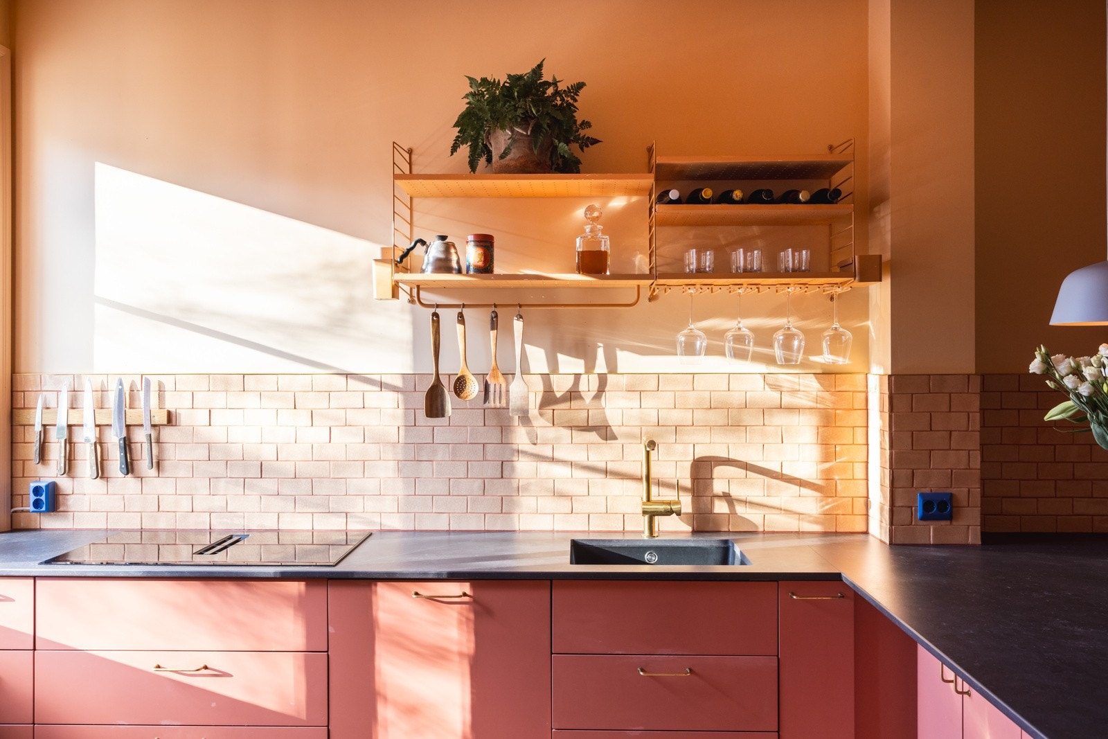 Keramisk benkeplate med nedfelt oppvaskkum i antrasitt, tilkoblet ett-greps svingbart blandebatteri. Galleribilde