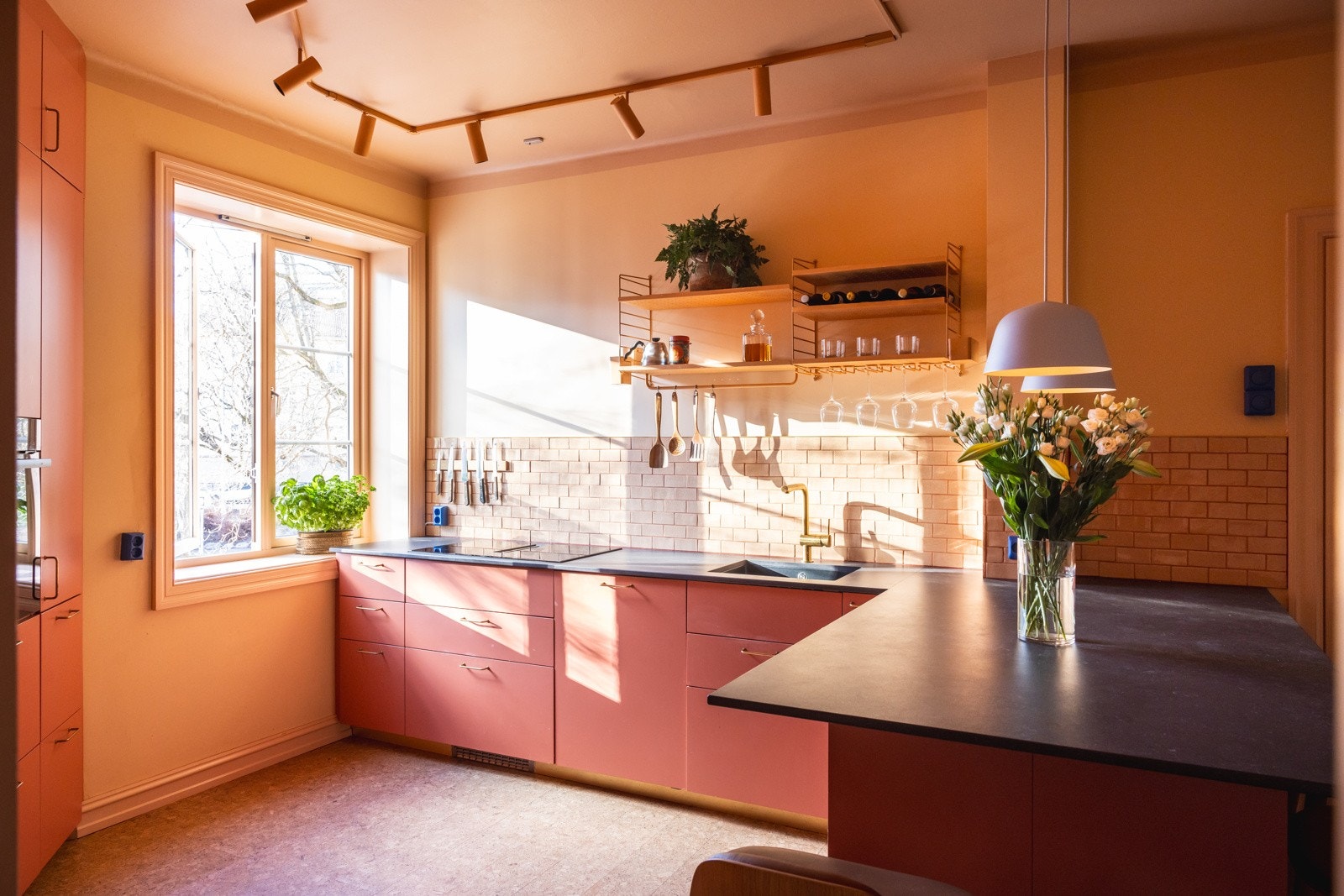 Romslig, stilrent og separat kjøkken. Galleribilde