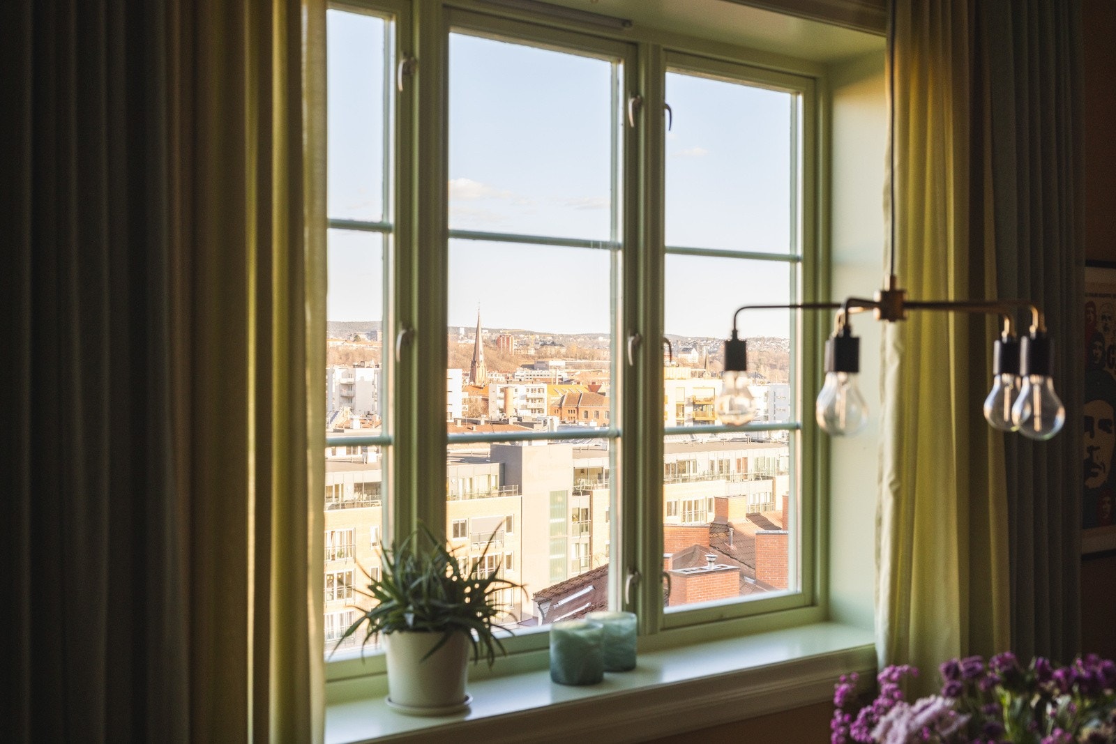 Stuen har gode lysforhold fra to himmelretninger, samt vakker utsikt over Oslo by. Galleribilde