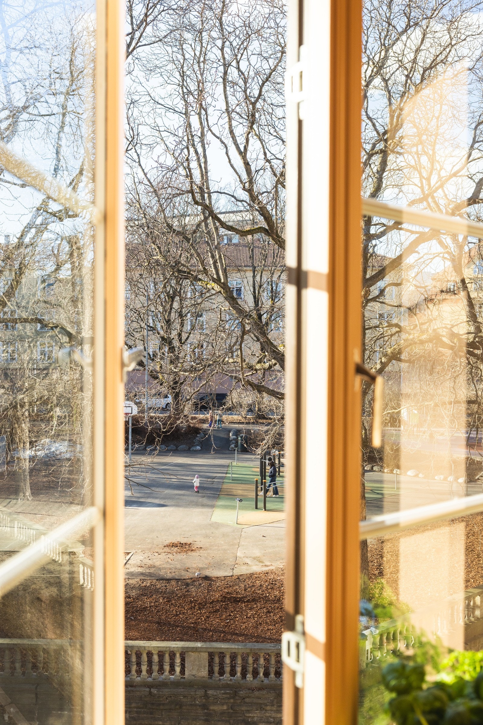 Frodig utsyn mot Evald Ryghs plass. Galleribilde