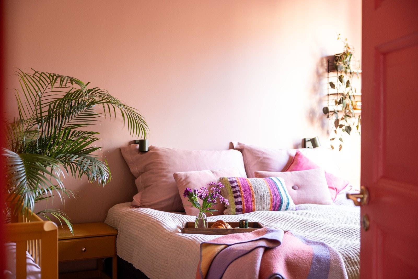 Plass til stor dobbeltseng (sengen på bildet er 210x210 cm) med tilhørende nattbord. Galleribilde