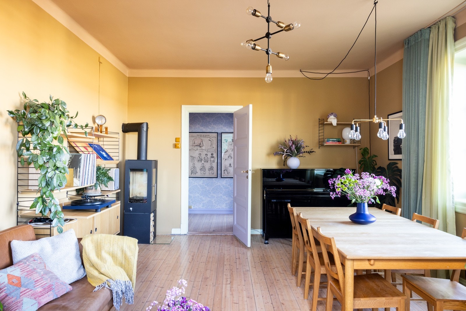 God soneinndeling med plass til både sofagruppe og spisebord. Galleribilde