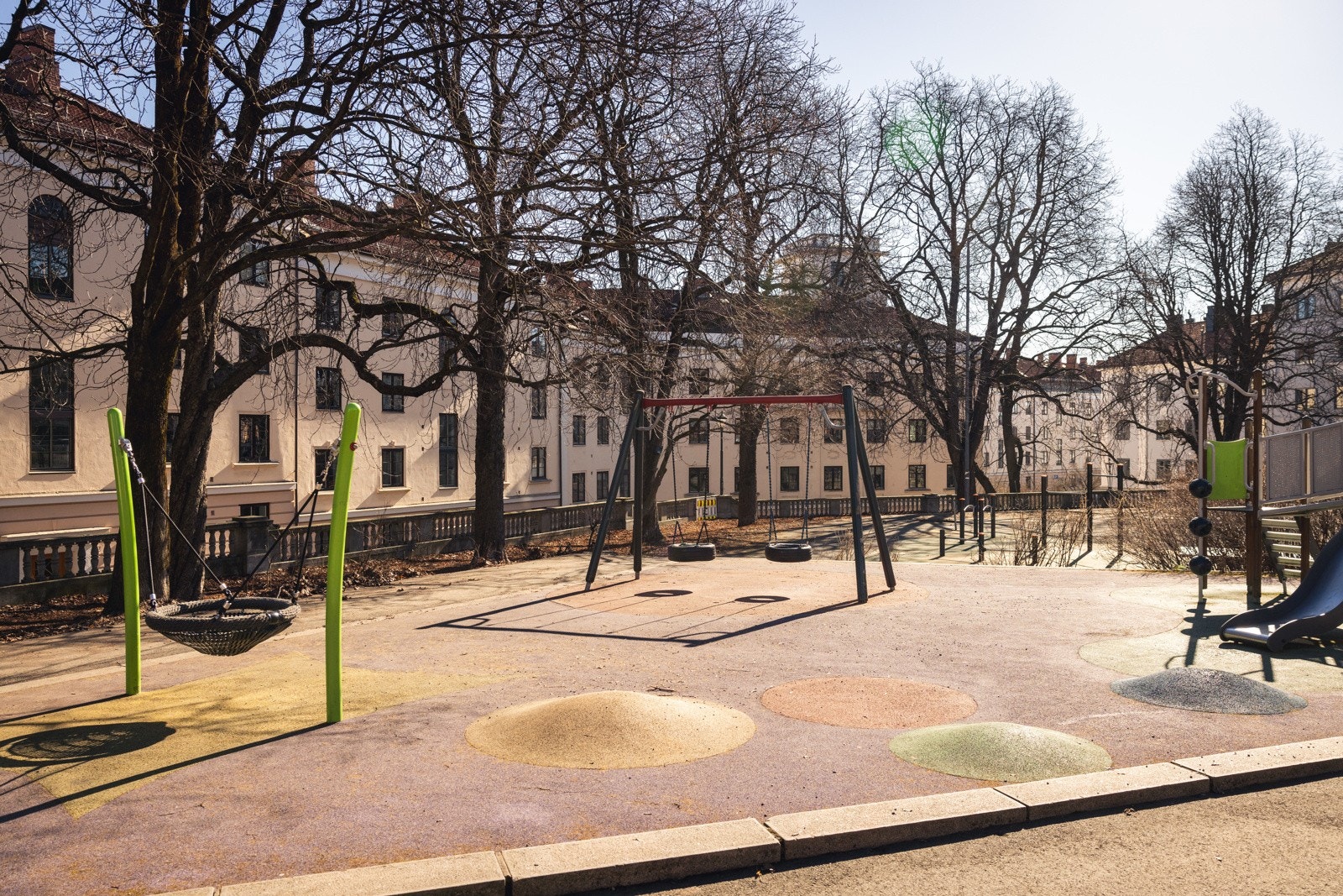 Hyggelige Evald Ryghs plass med skøytebane på vinteren. Galleribilde