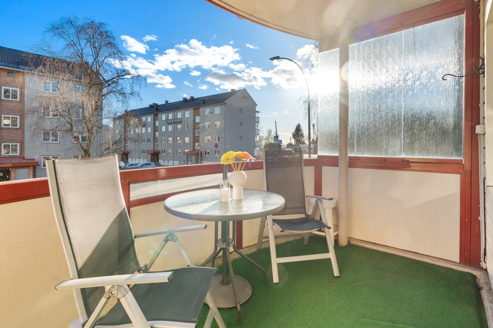 Fint utsyn mot fellesarealer og gaten. Galleribilde