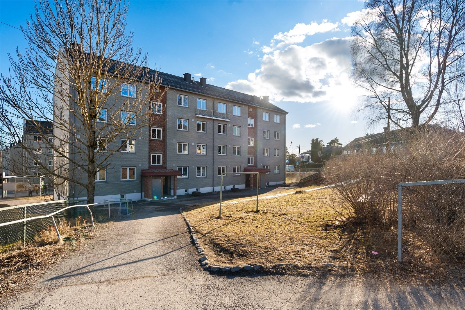 Fasade. Borettslaget har en svært fint opparbeidet felles tomt, med grøntarealer, sitteplasser og beplantning. Galleribilde