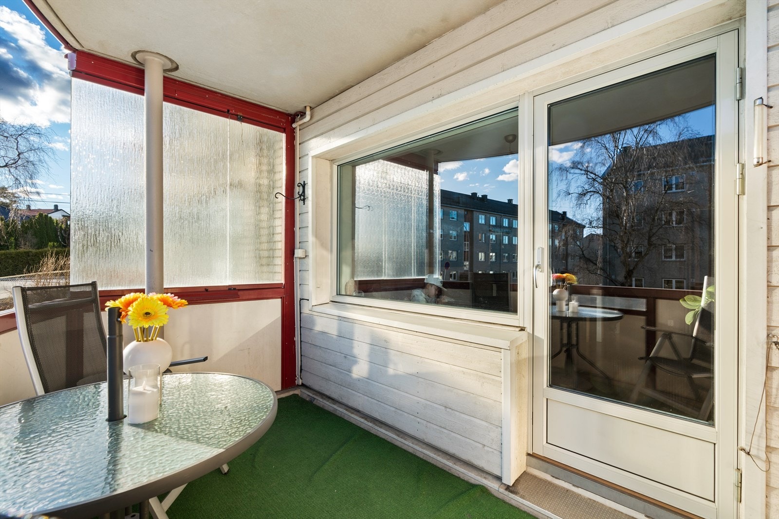 Her ute er det god plass til utemøbler, samt gass-/elektrisk grill. Galleribilde