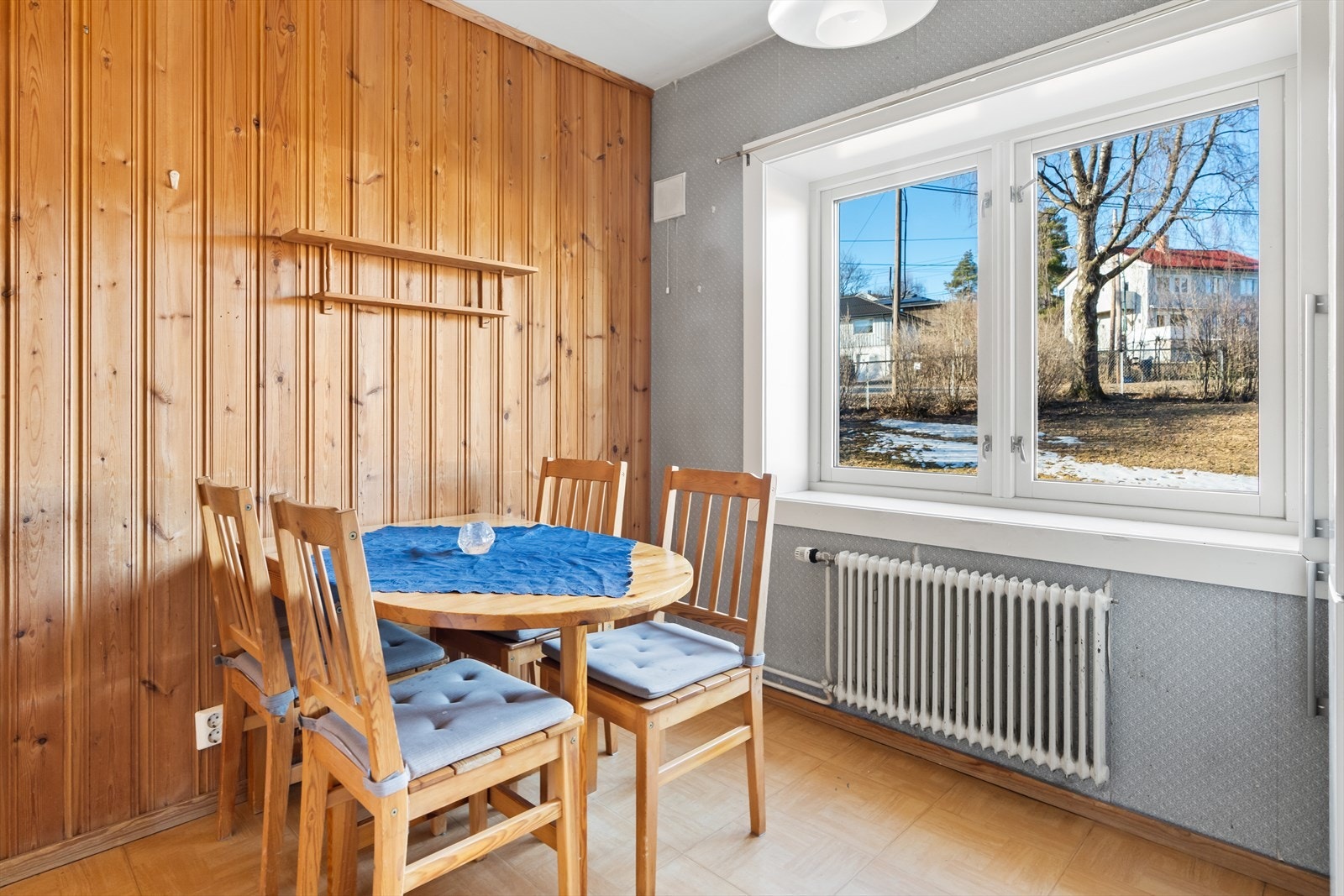 Plass til kjøkkenbord ved vinduene. Galleribilde
