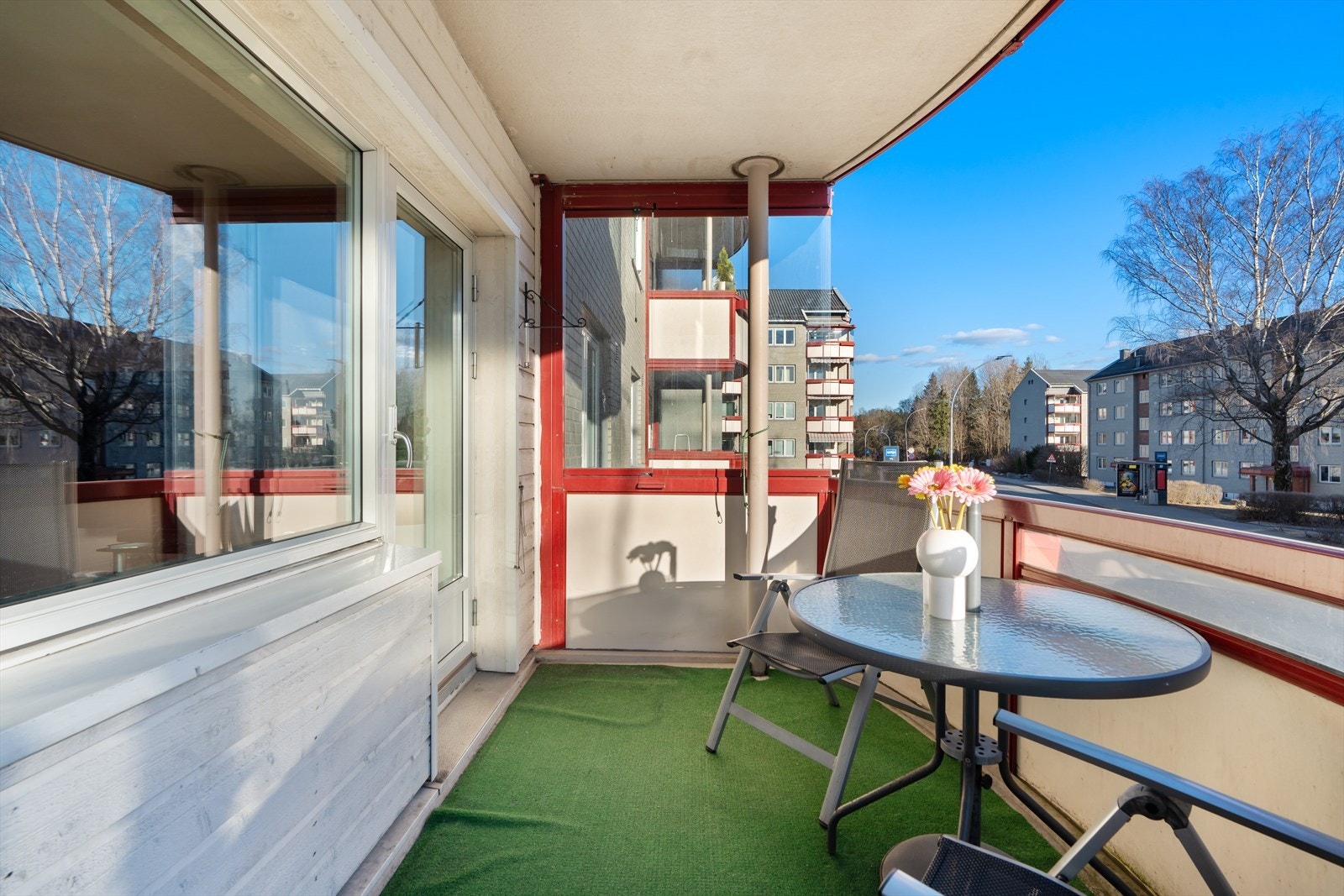 Uteplassen blir som en forlengelse av stuen i sommerhalvåret. Galleribilde