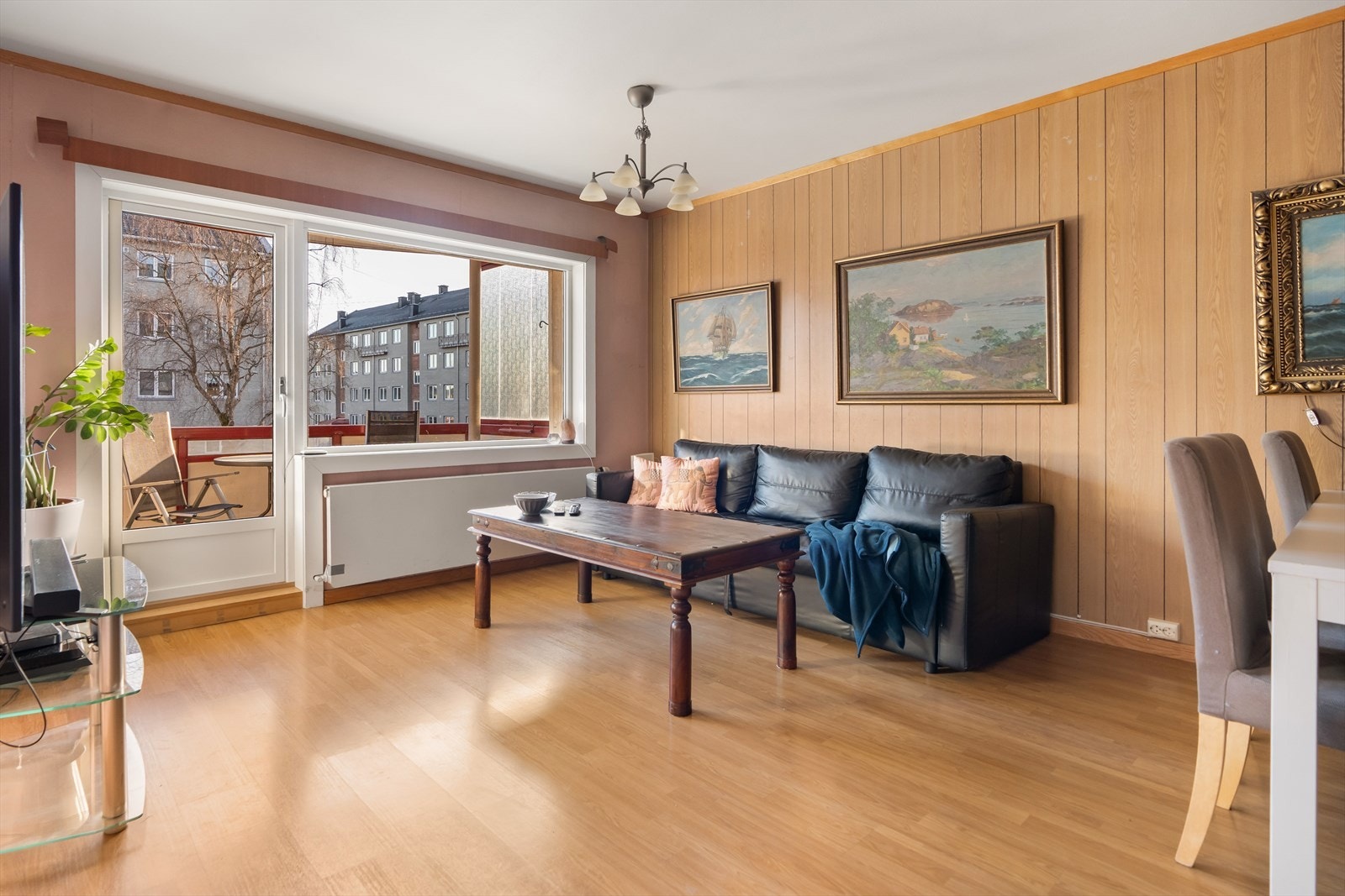 Fra rommet er det utgang til en herlig sørvendt balkong på 5 m². Galleribilde