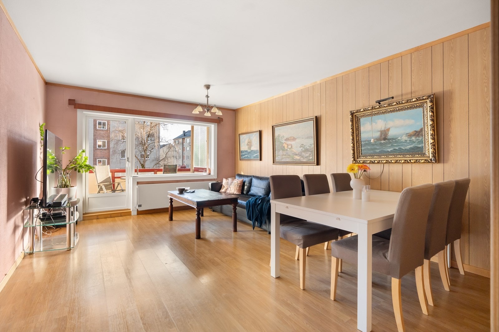 Dette er en romslig og gjennomgående leilighet med god beliggenhet på Tonsen/Årvoll. Galleribilde
