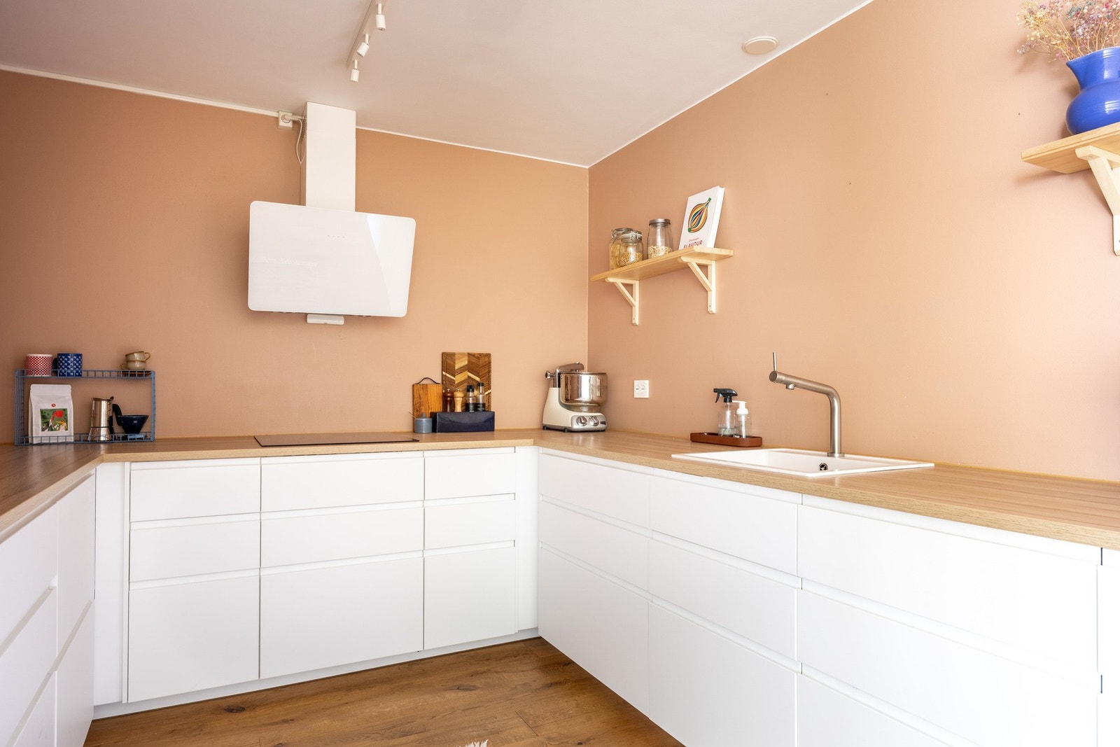 Kjøkkenet har integrerte hvitevarer med induksjon platetopp, stekeovn, kombiskap (kjøl/frys) og oppvaskmaskin. Avtrekkshette/ventilator med omluft (kullfilter). Galleribilde