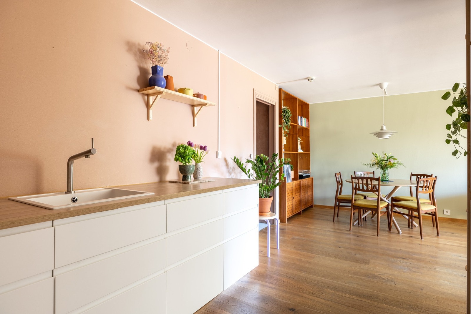 Stuen og kjøkkenet ligger i en sosial åpen løsning. Galleribilde