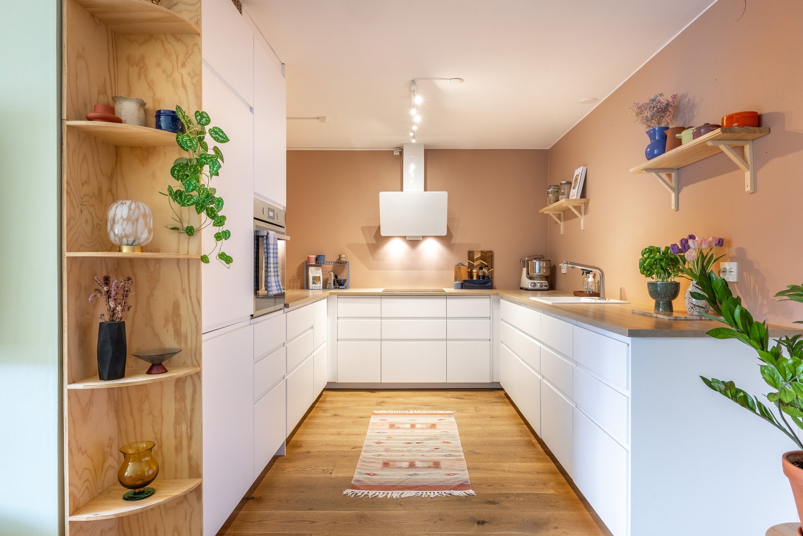 Flott kjøkken med innredning fra 2019. Galleribilde