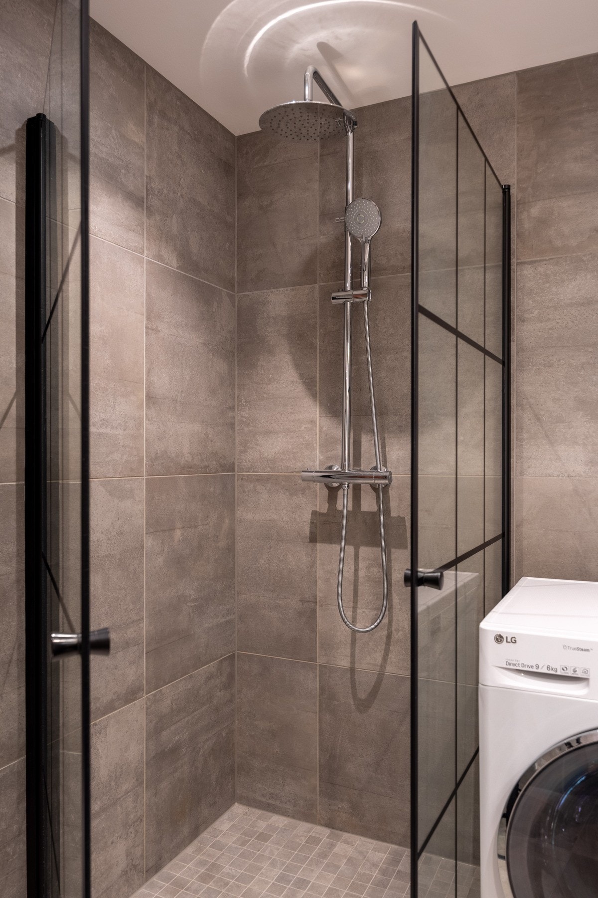 Romslig dusjhjørne med innfellbare dører i glass. Galleribilde