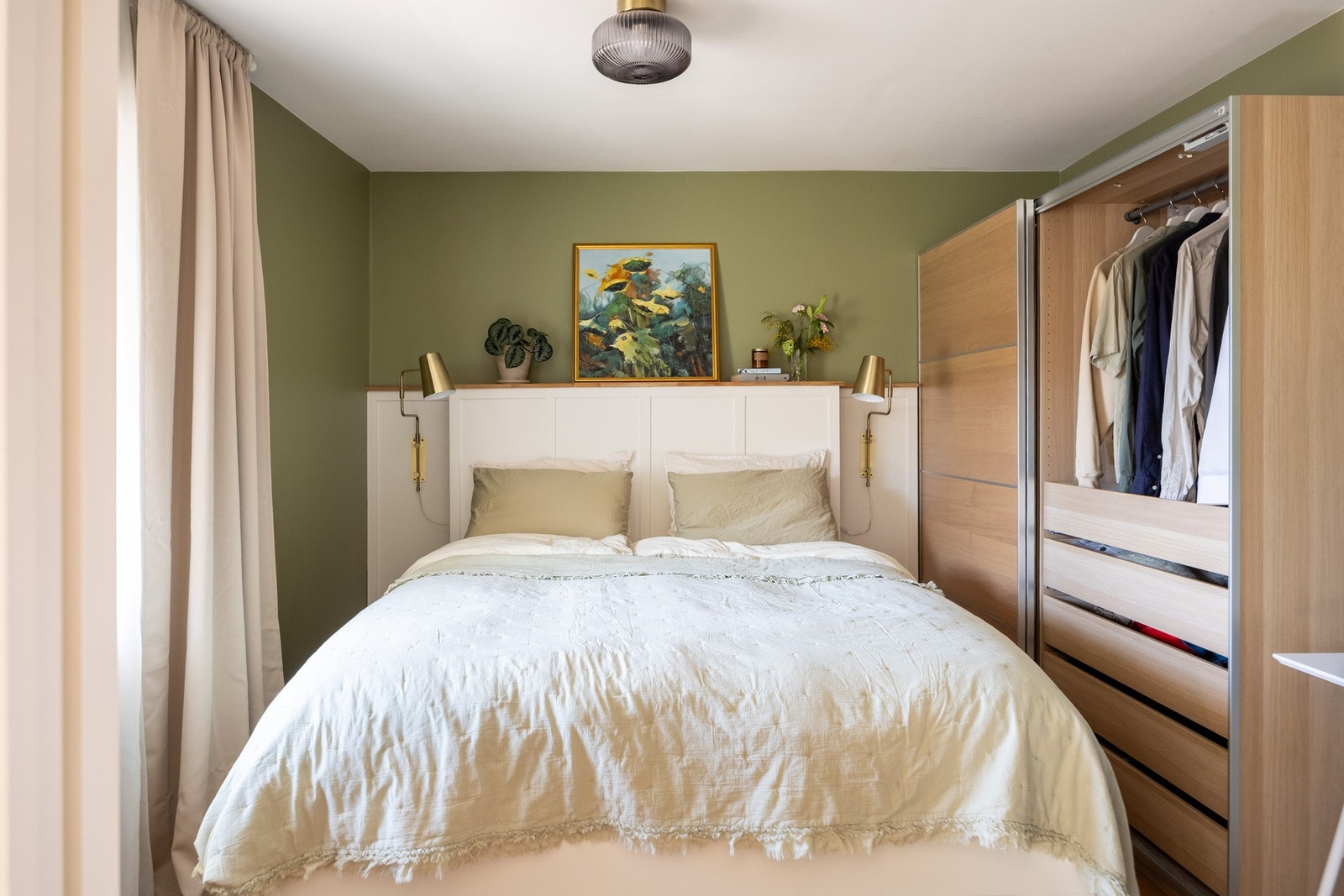 Det er god plass til stor dobbeltseng og nattbord. Galleribilde