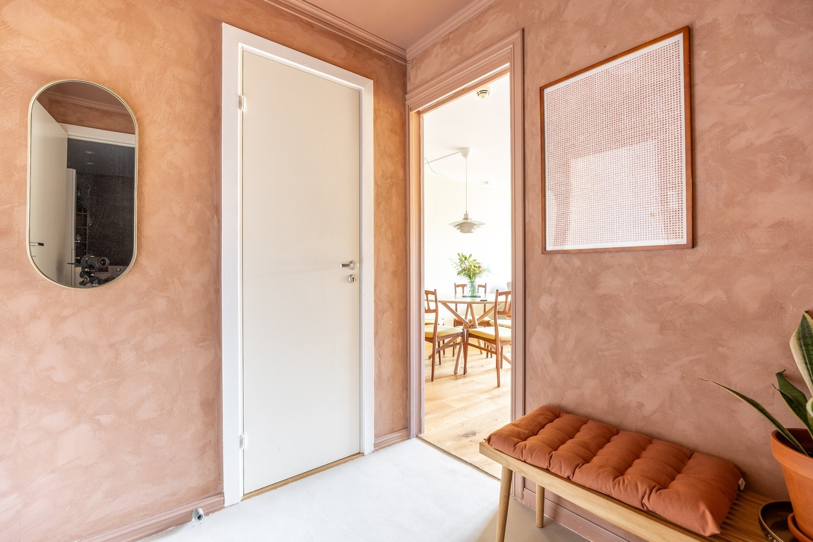 Romslig entré med god plass for klesoppheng. Galleribilde