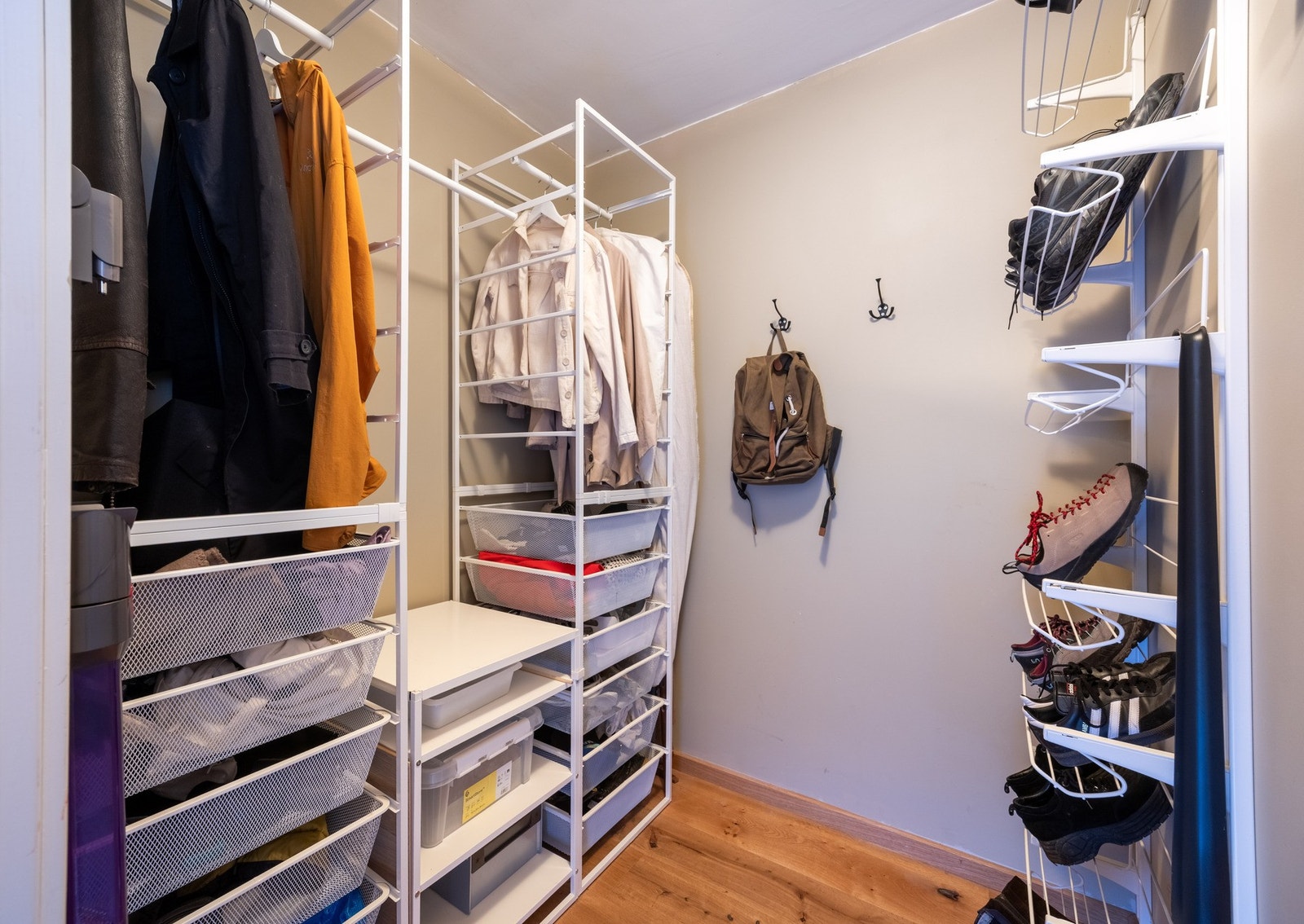 Praktisk walk-in-closet med rikelig av oppbevaringsplass. Galleribilde