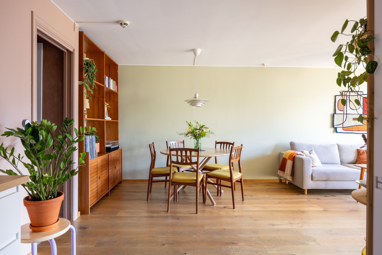 Overflatene ble malt i 2019/2020 og på gulvet er det parkett. Galleribilde