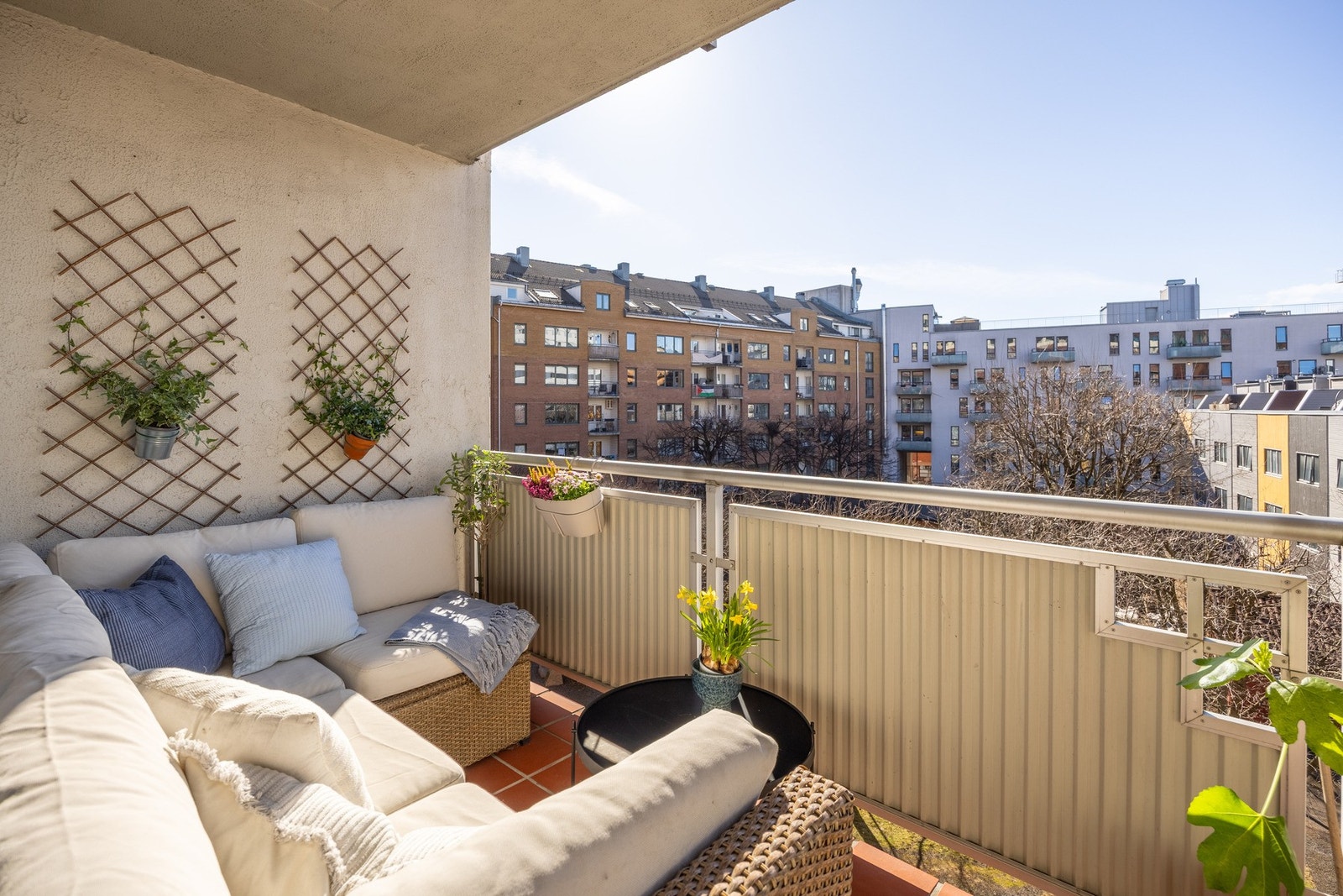 God plass til å innrede etter ønske og behov, med både loungegruppe og spisebord med stoler. Galleribilde