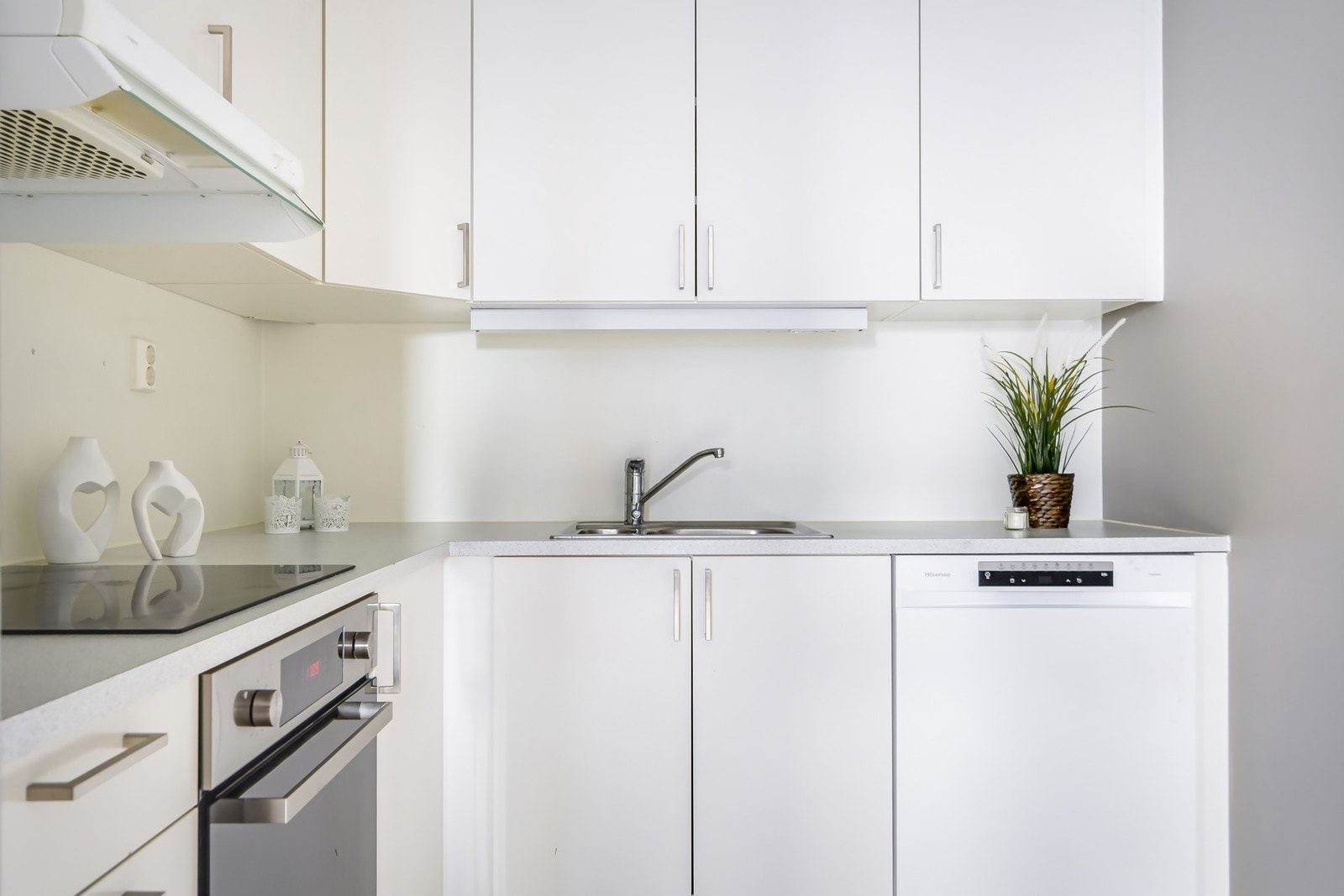 Kjøkkenet har godt med skap- og benkeplass. Galleribilde