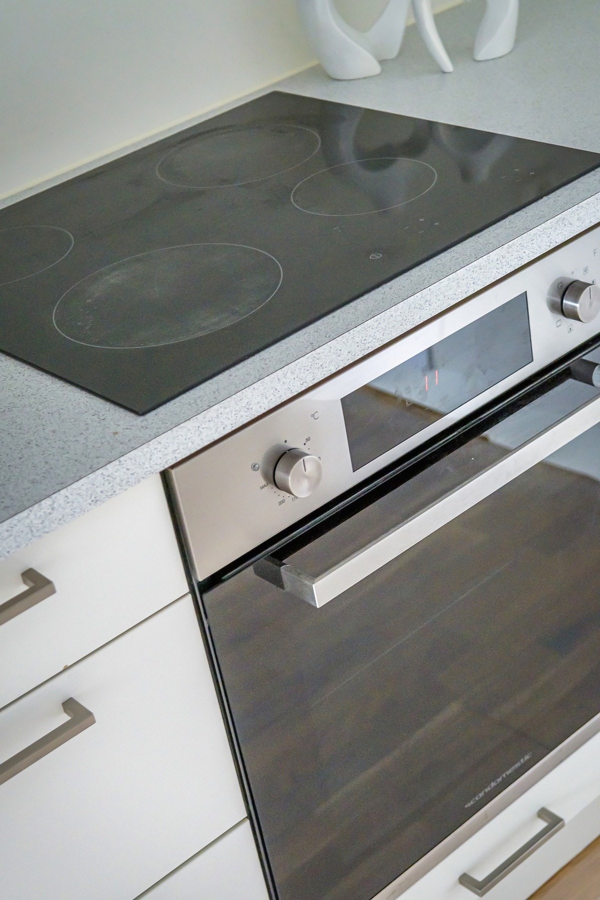 Det er integrerte hvitevarer, inkludert platetopp, komfyr og oppvaskmaskin Galleribilde