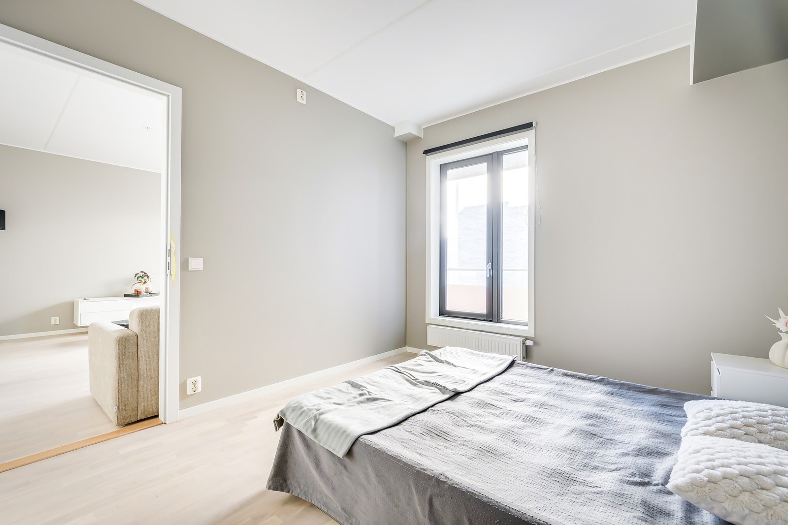 Det er god plass til dobbeltseng, nattbord og annet ønsket møblement. Galleribilde