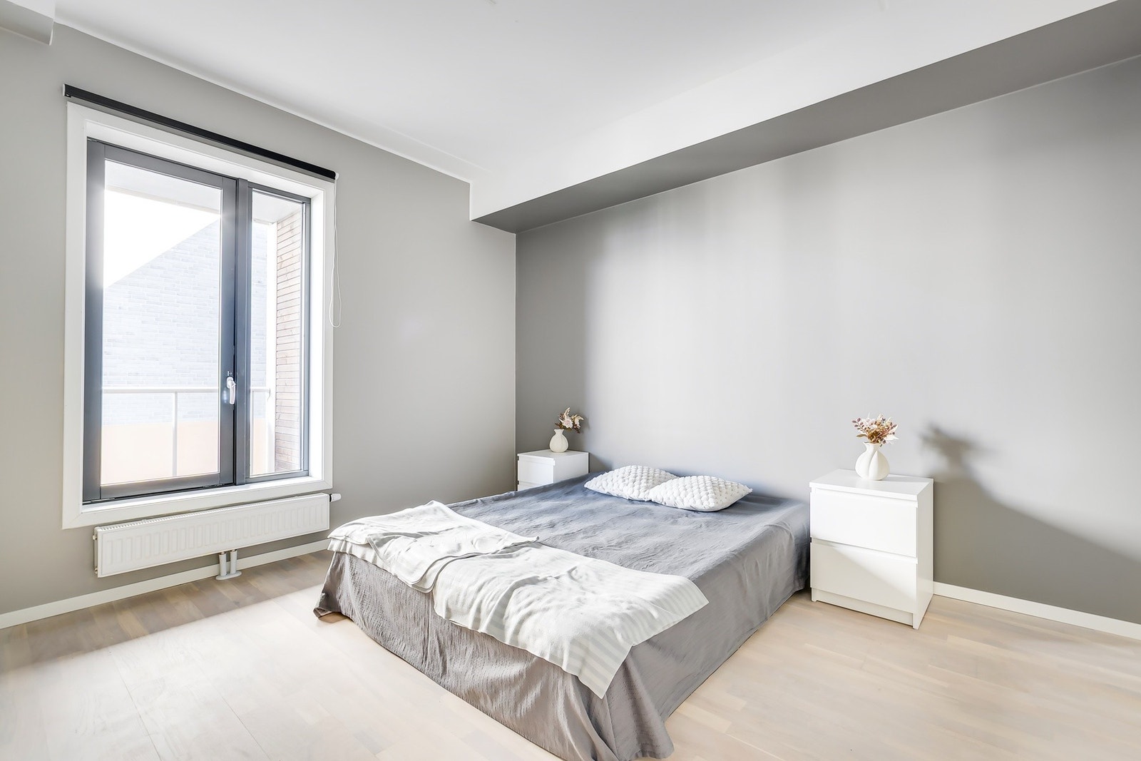 Svært romslig soverom malt i stilfulle fargetoner. Galleribilde