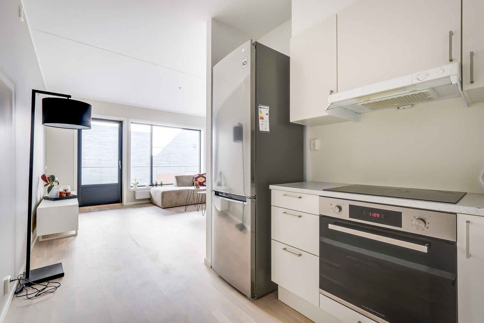 Den delvis åpne løsningen gir et luftig preg og god romfølelse. Galleribilde