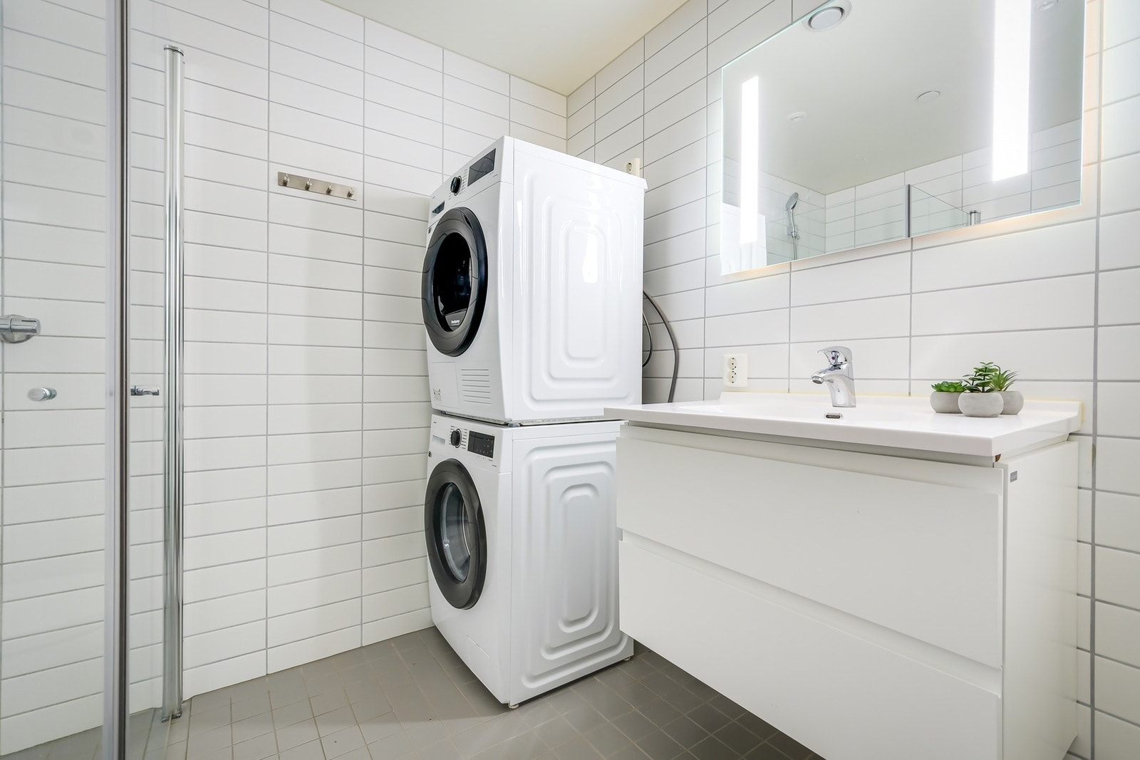 Gode oppbevaringsmuligheter i romslig servantskap - praktisk og plassbesparende Galleribilde