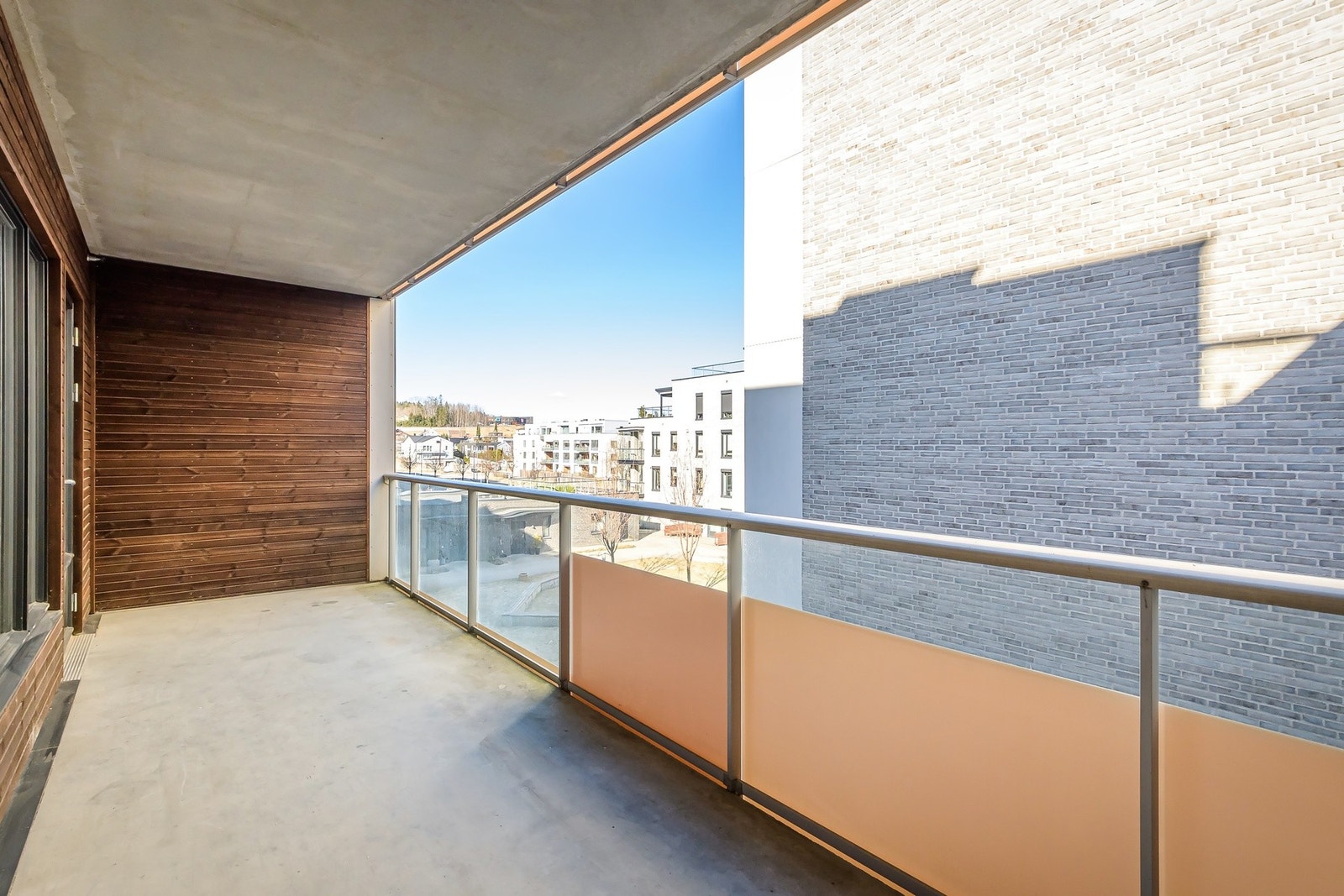 Solrik balkong med flott utsyn og plass til både spisebord og loungehjørne. Galleribilde