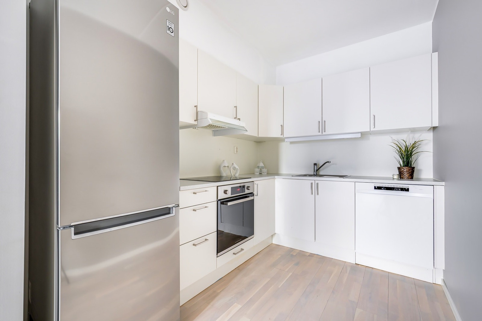 Flott kjøkken i delvis åpen løsning mot stue - praktisk og sosialt Galleribilde