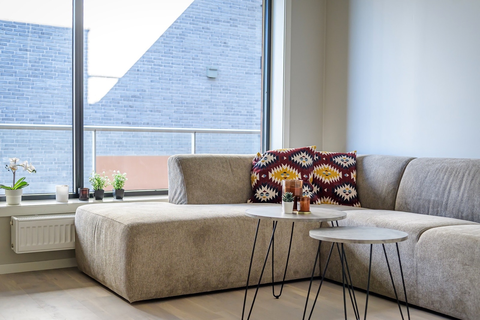 Stuen har store vindusflater som slipper inn rikelig med naturlig lys. Galleribilde